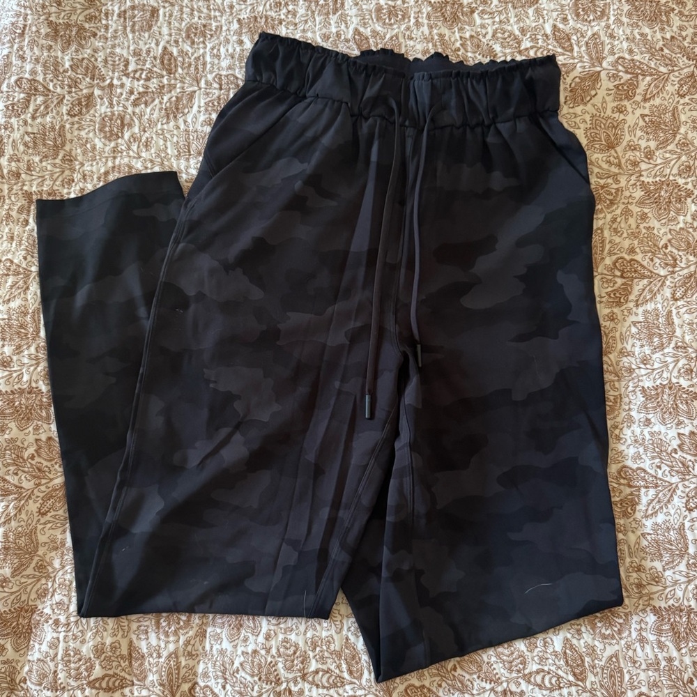 **like new** lululemon athletica Black Camouflage Pants (High Waisted)